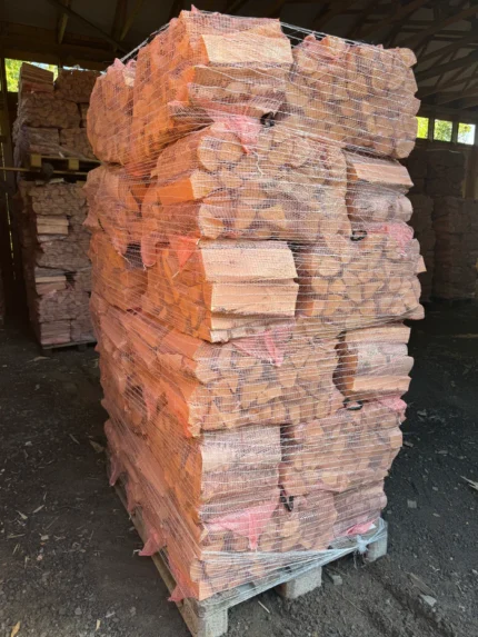 Kuivat koivuklapit – kotimaiset polttopuut 28 cm, kakkoslaatu (36 × 40 l säkkiä)